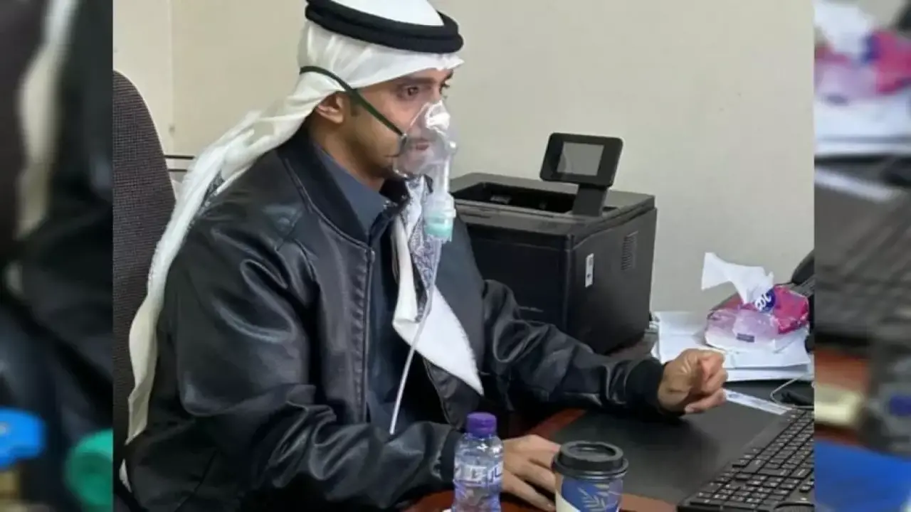 موظف سعودي يعتمد جهاز أكسجين مستمر منذ 37 عاماً في أداء مهامه المهنية